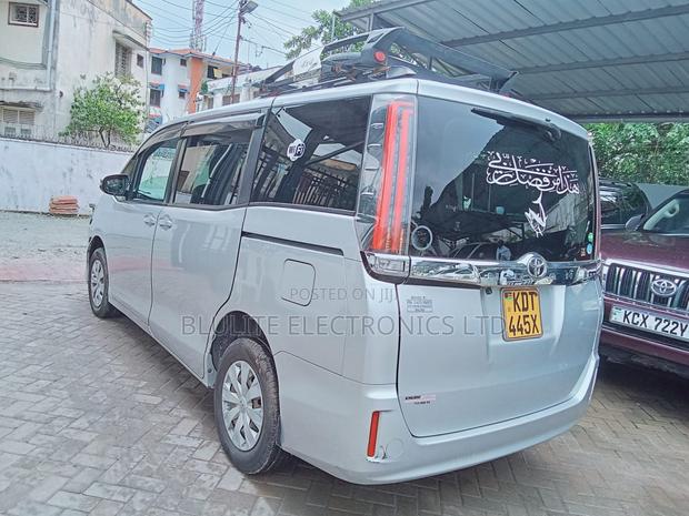 Toyota Noah 2017 Silver