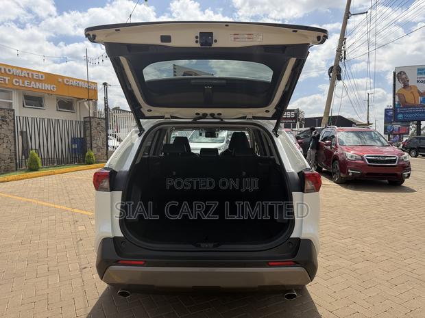 Toyota RAV4 XLE Premium AWD 2019 White