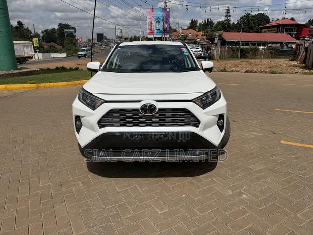 Toyota RAV4 XLE Premium AWD 2019 White
