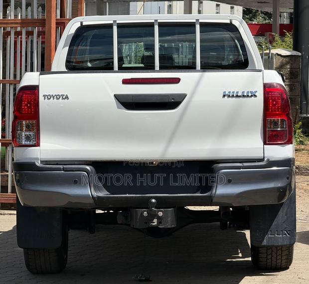 Toyota Hilux 2021 White
