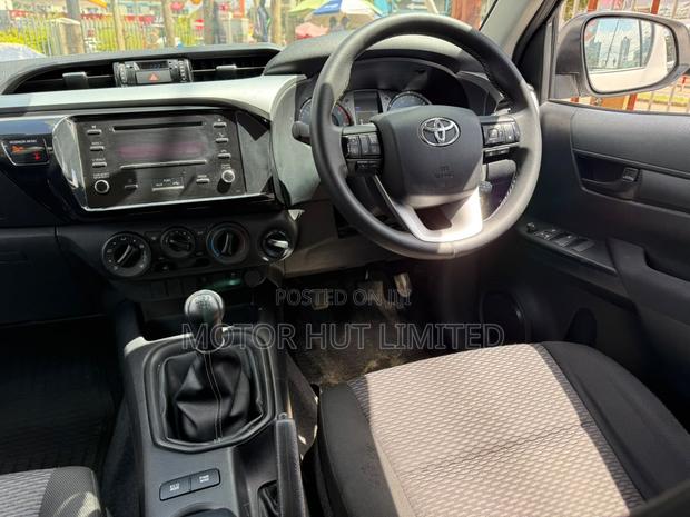 Toyota Hilux 2021 White