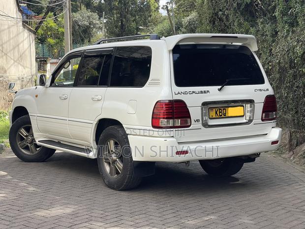 Toyota Land Cruiser 2005 White