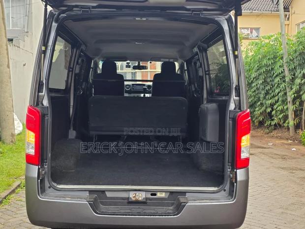 Nissan NV350 2019 Gray