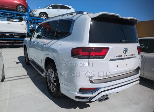 Toyota Land Cruiser LC300 2022 Off white
