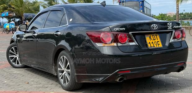 Toyota Crown 2018 Black