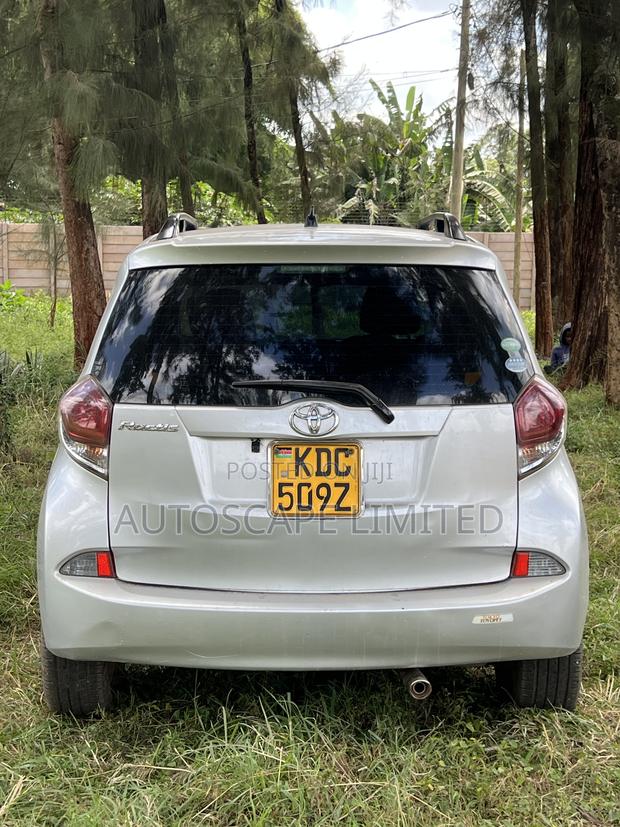 Toyota Ractis 2015 Silver