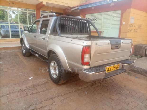 Nissan Hardbody 2009 Silver