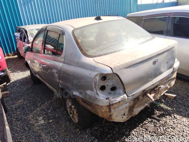Toyota Platz 2001 Silver