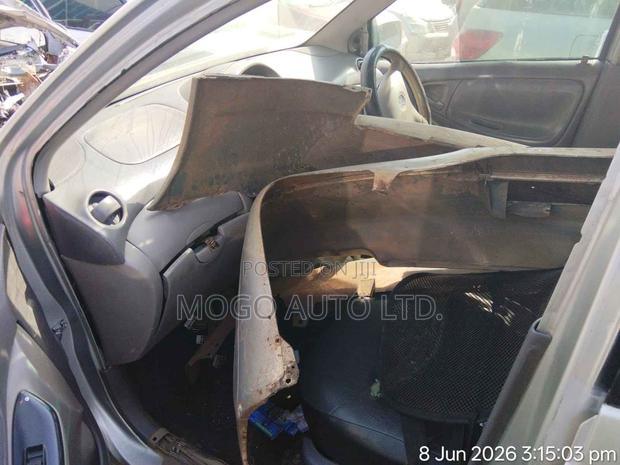 Toyota Platz 2001 Silver