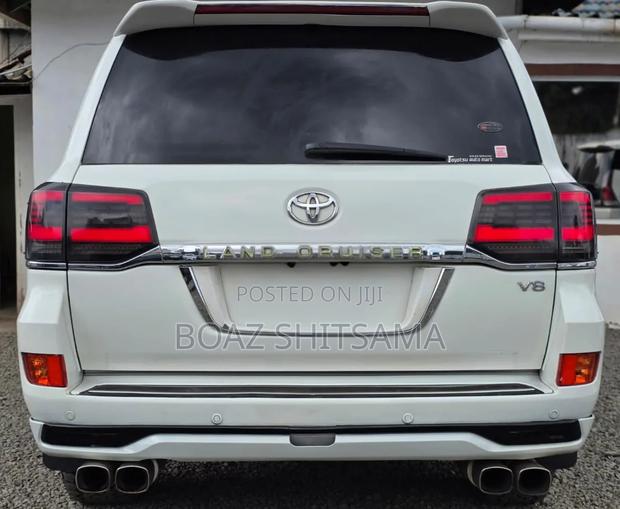 Toyota Land Cruiser 2010 White