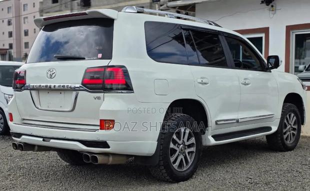 Toyota Land Cruiser 2010 White