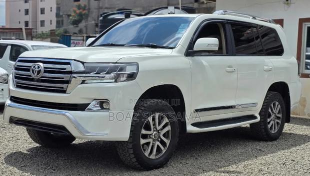 Toyota Land Cruiser 2010 White