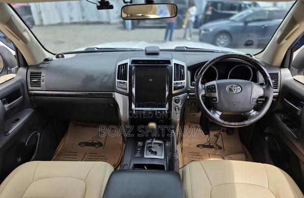 Toyota Land Cruiser 2010 White