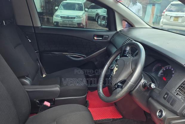 Toyota ISIS 1.8 L 2WD 2012 Purple