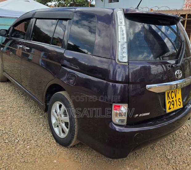Toyota ISIS 1.8 L 2WD 2012 Purple
