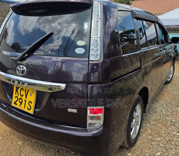 Toyota ISIS 1.8 L 2WD 2012 Purple