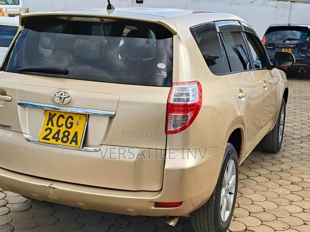 Toyota Vanguard 2011 Gold