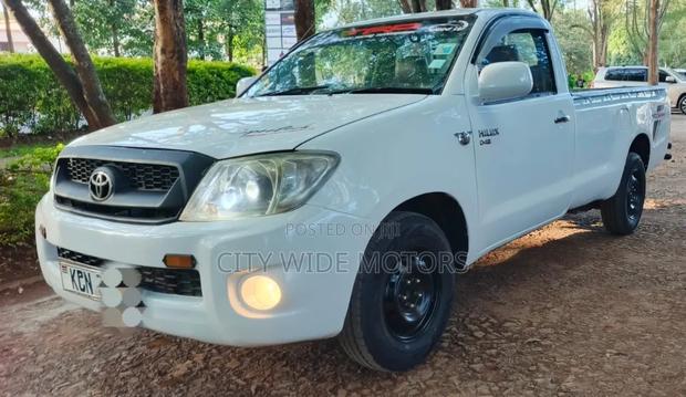 Toyota Hilux 2011 White
