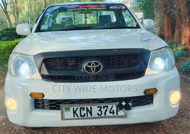 Toyota Hilux 2011 White