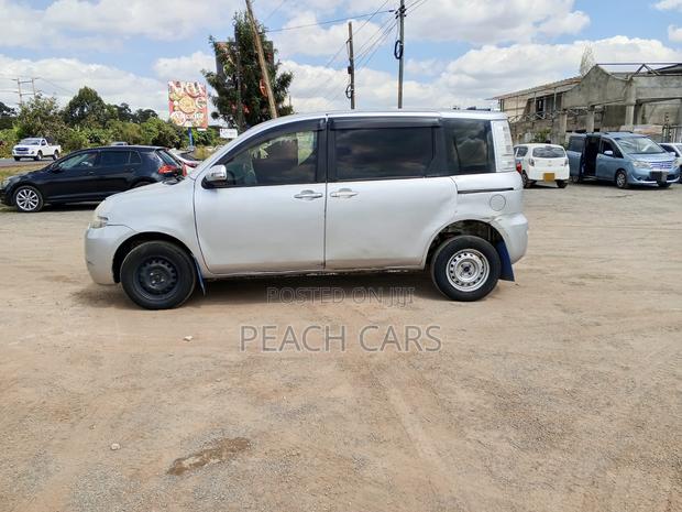 Toyota Sienta 2011 Silver