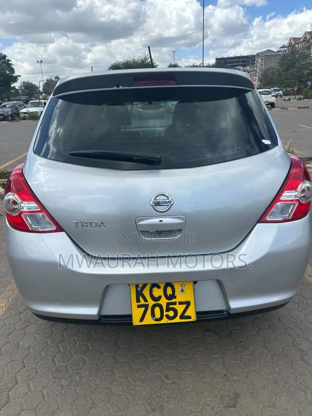 Nissan Tiida 2011 Silver