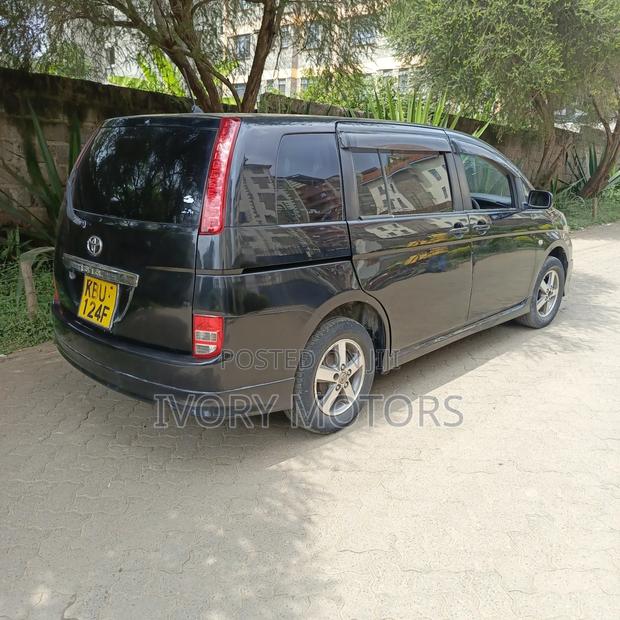 Toyota ISIS 2006 Black