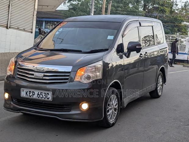 Toyota Noah 2010 Gray