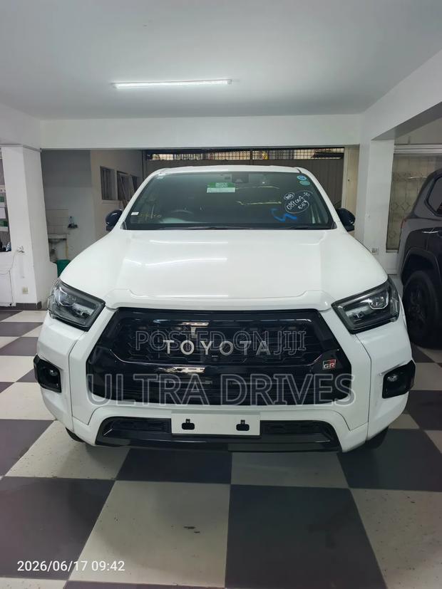 Toyota Hilux 2022 White