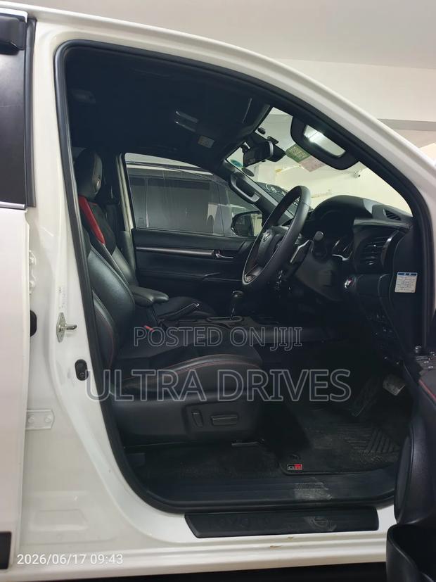 Toyota Hilux 2022 White