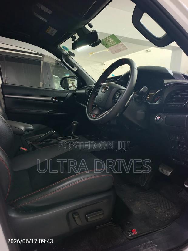 Toyota Hilux 2022 White