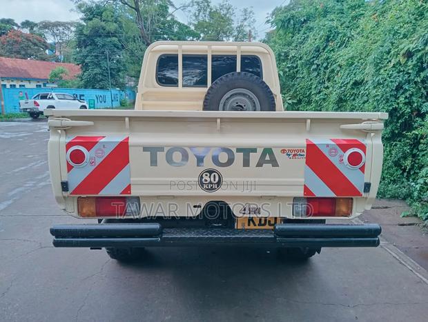 Toyota Land Cruiser 2004 Yellow