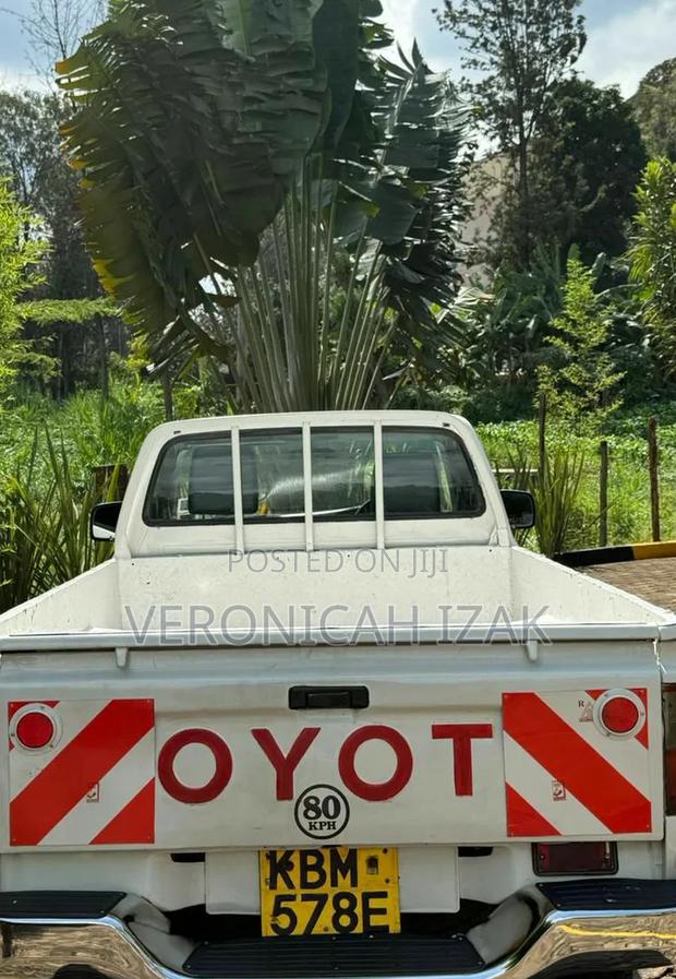Toyota Hilux 2003 White