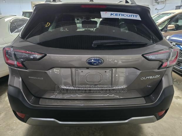 Subaru Outback 2023 Gold