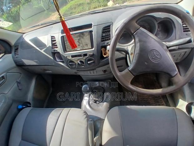 Toyota Hilux 2001 Gray