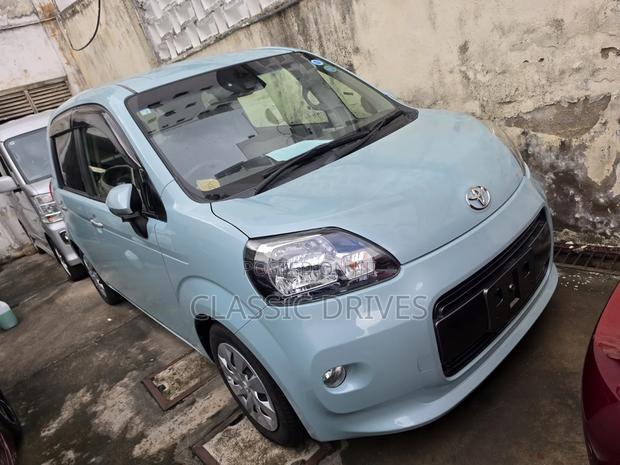 Toyota Porte 2018 Blue