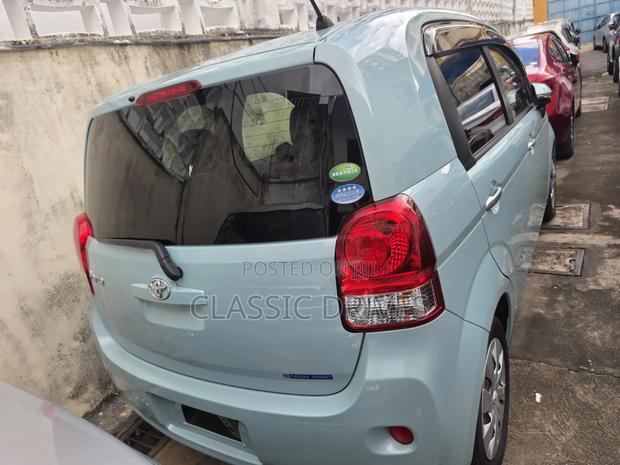 Toyota Porte 2018 Blue
