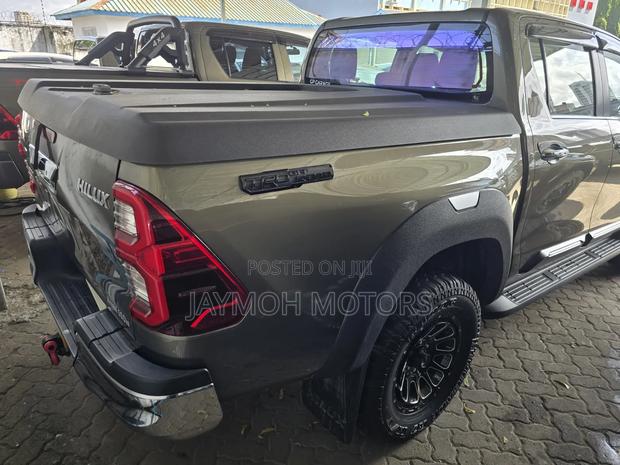 Toyota Hilux 2021 Gold