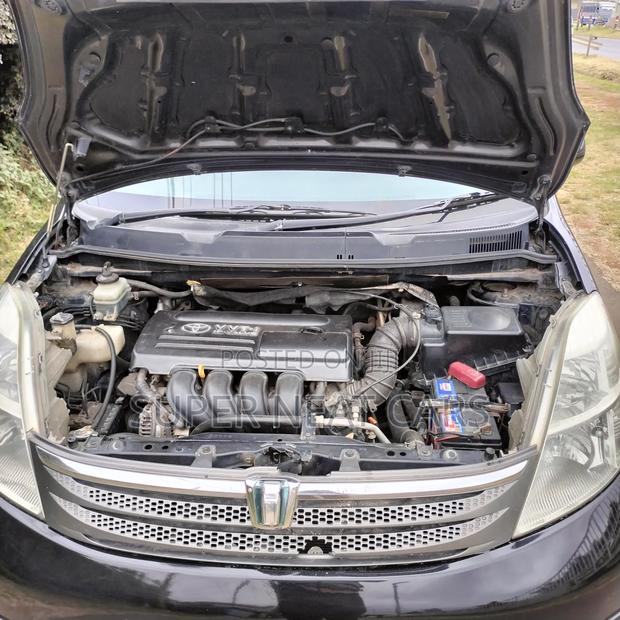 Toyota ISIS 2006 Black