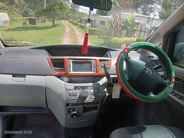 Toyota Noah 2005 Silver