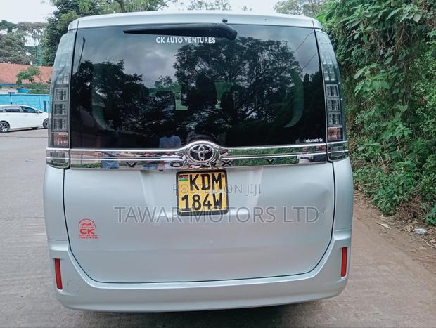 Toyota Voxy 2016 Silver