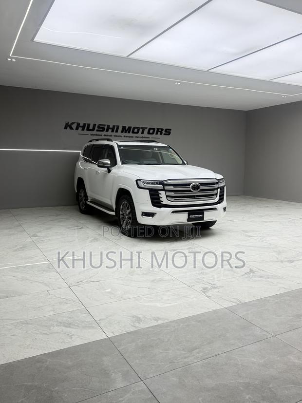 Toyota Land Cruiser LC300 2023 Pearl