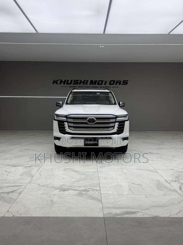 Toyota Land Cruiser LC300 2023 Pearl