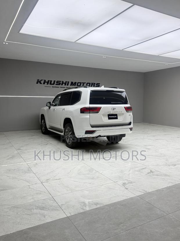 Toyota Land Cruiser LC300 2023 Pearl