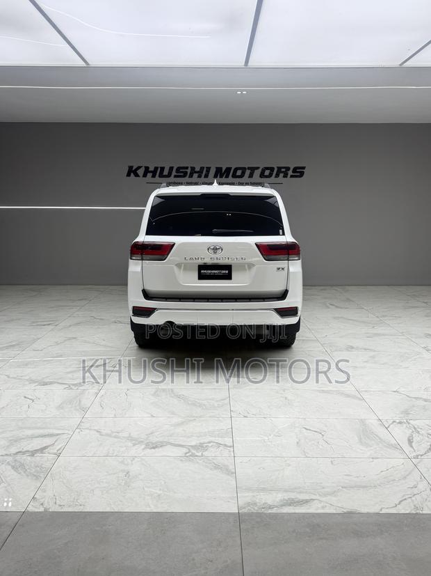 Toyota Land Cruiser LC300 2023 Pearl