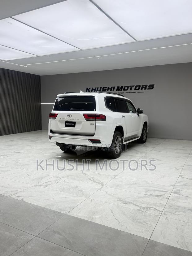 Toyota Land Cruiser LC300 2023 Pearl