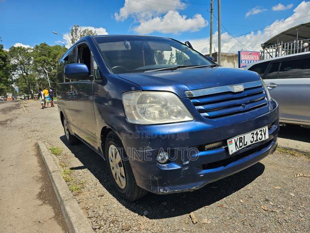 Toyota Noah 2005 Blue