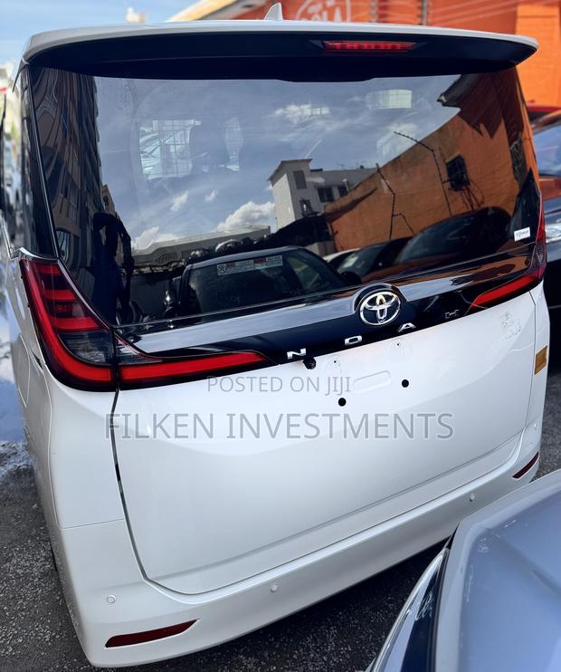 Toyota Noah 2022 White