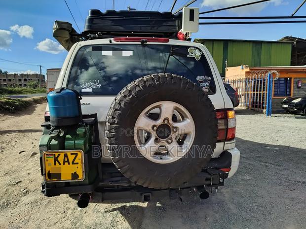 Toyota Land Cruiser 2000 White