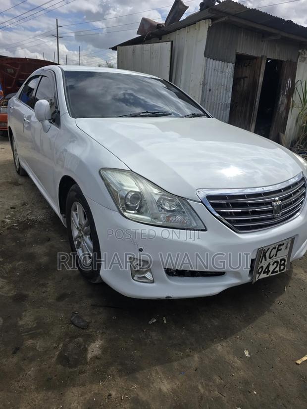 Toyota Crown 2010 White