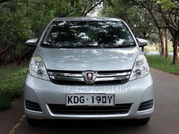 Toyota ISIS 2014 Silver